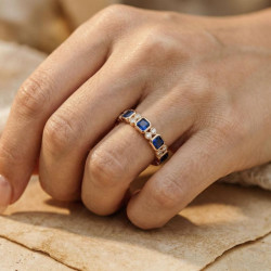Anell d'eternitat d'estil vintage amb safirs blaus i moissanites en or de 18 k