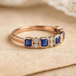 Anell d'eternitat d'estil vintage amb safirs blaus i moissanites en or de 18 k