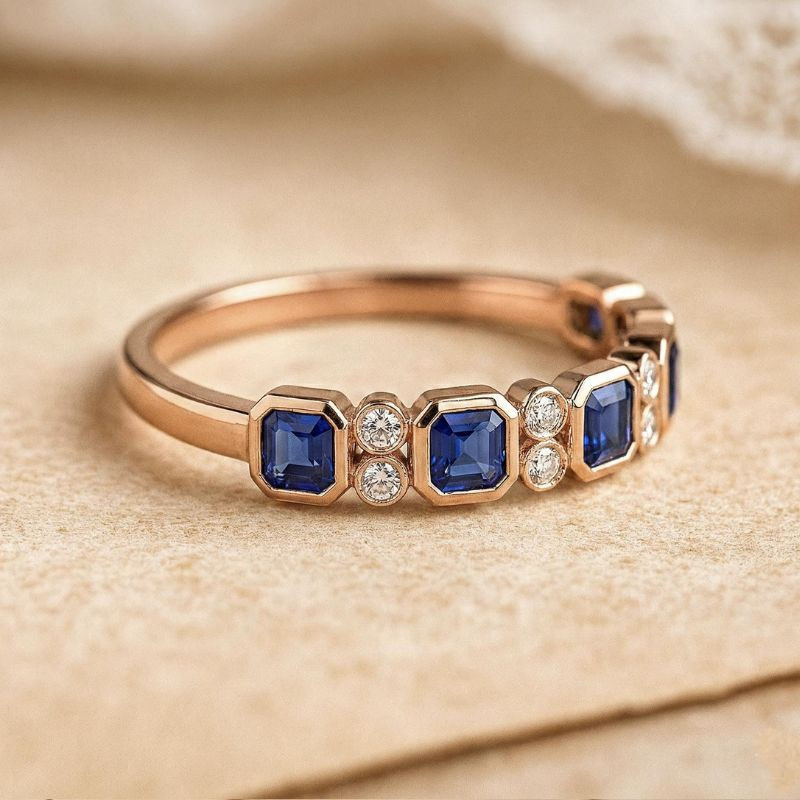Anell d'eternitat d'estil vintage amb safirs blaus i moissanites en or de 18 k