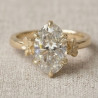 Anell de boda d'1 quirat amb diamant conreat en laboratori de talla ovalada , or blanc de 14 k