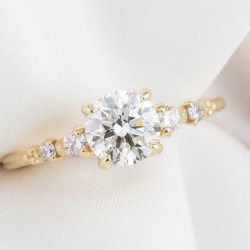 Anell de compromís d'inspiració vintage amb diamant de laboratori d'1 ct i diamants laterals en or de 14 k.