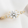 Anell de compromís d'inspiració vintage amb diamant de laboratori d'1 ct i diamants laterals en or de 14 k.