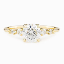 Anell de compromís d'inspiració vintage amb diamant de laboratori d'1 ct i diamants laterals en or de 14 k.