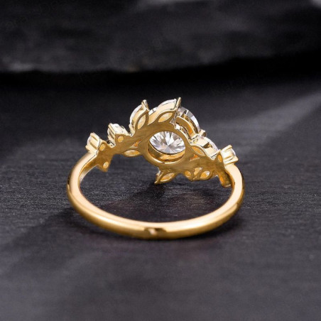 Anell de boda "Nature" amb branques entrellaçades, moissanites i diamants marquesa en or de 14 k