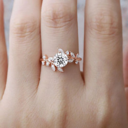 Anell de boda "Nature" amb branques entrellaçades, moissanites i diamants marquesa en or de 14 k